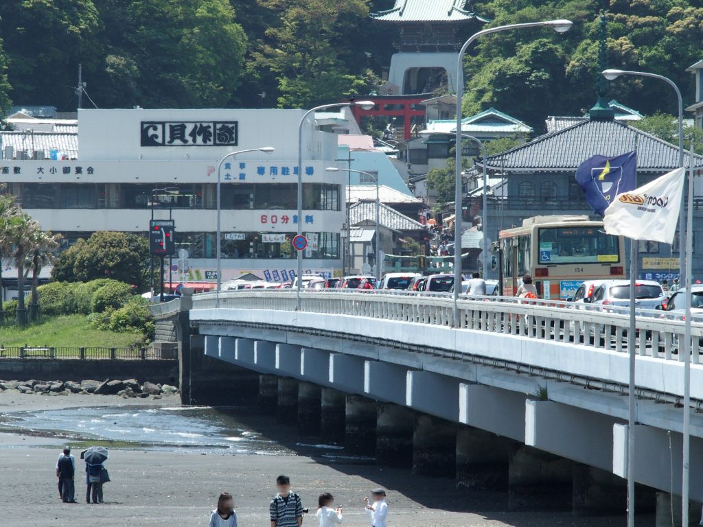 干潮時の江の島大橋