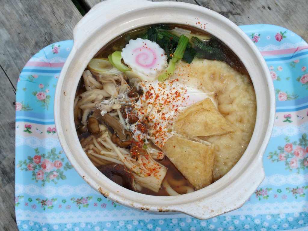 鍋割山荘の鍋焼きうどん