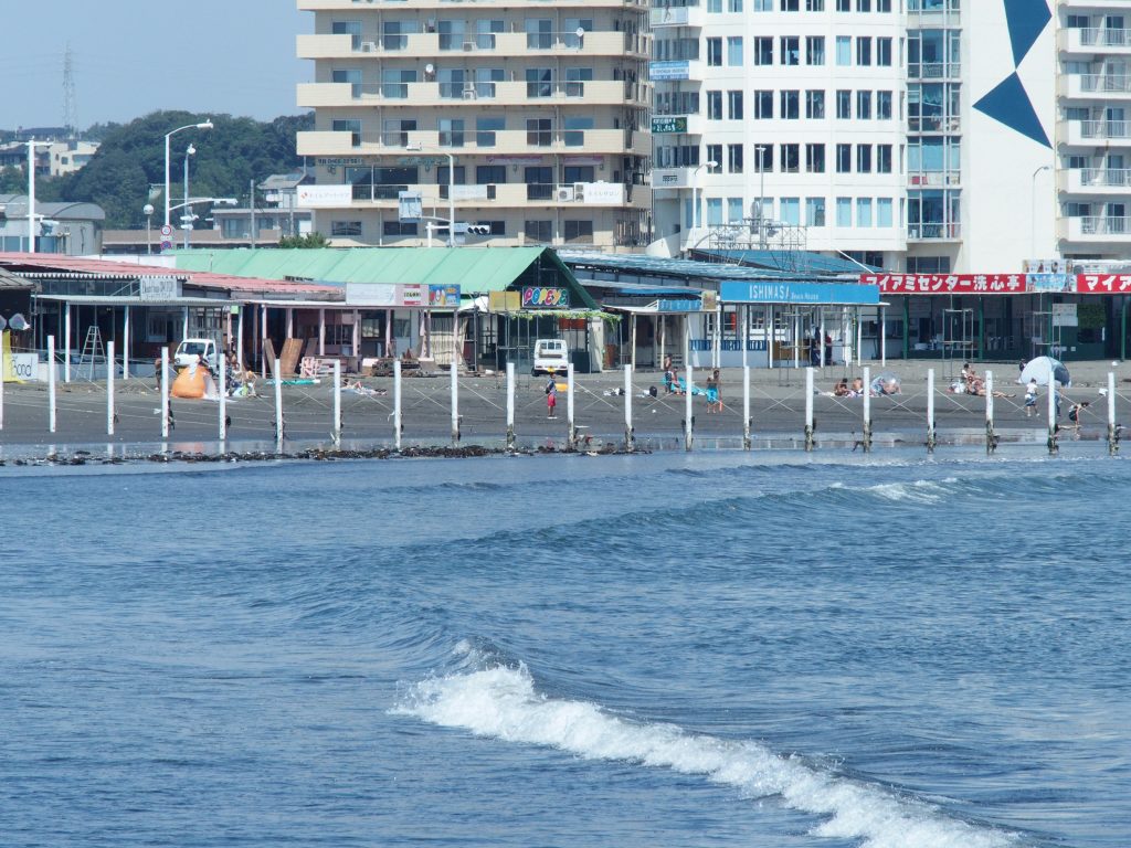 東浜に並ぶ海の家