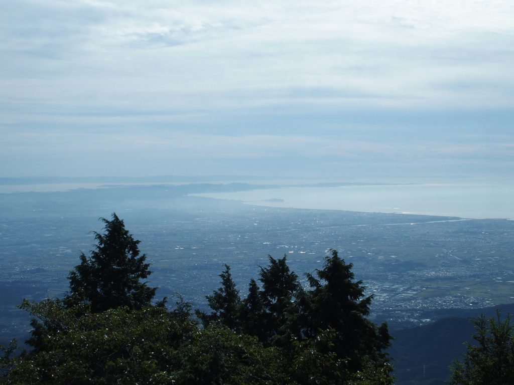 手前には相模川が流れる