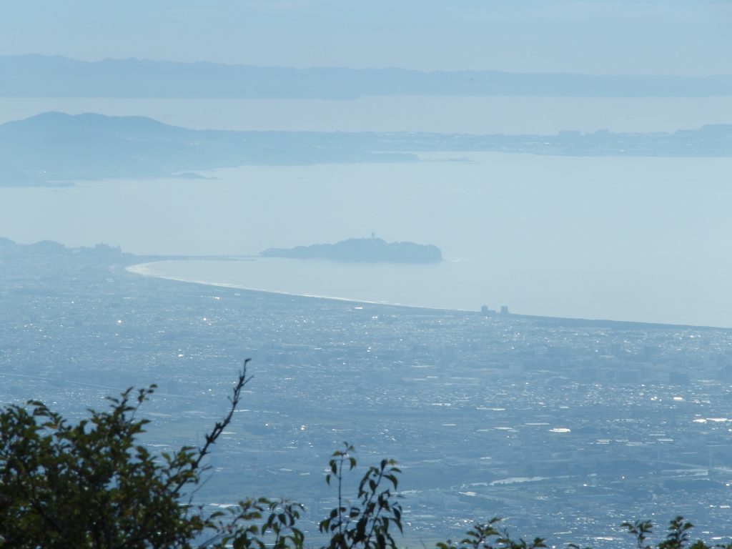 江の島、三浦半島、房総半島が折り重なるように展望できる