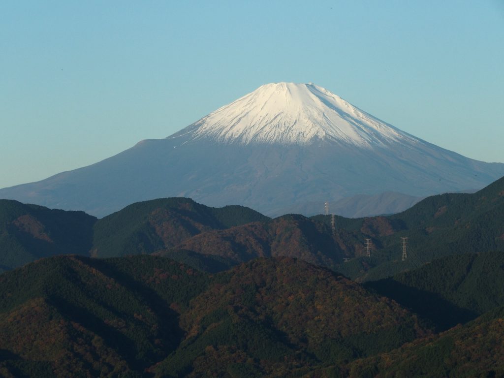 冠雪が進んだ富士山の眺めは良好