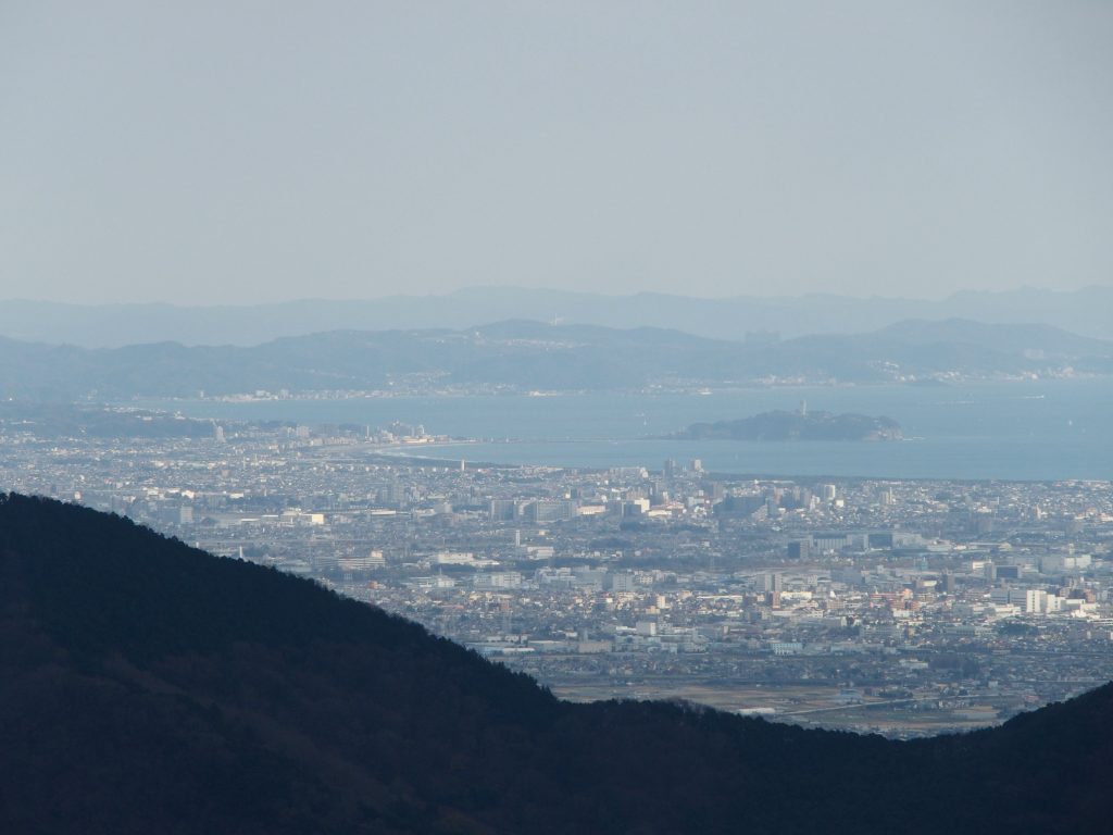 晴天の日は江の島が間近に見下ろせる