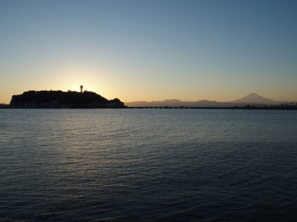 太陽は江の島の陰に隠れた