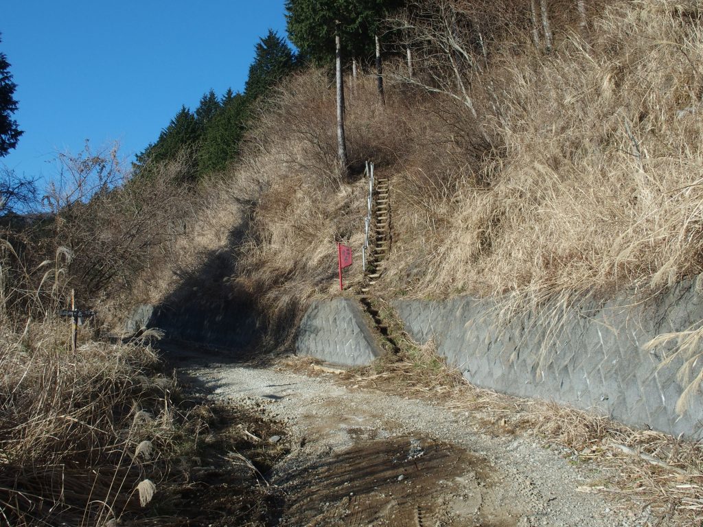 林道を歩き再び登山口