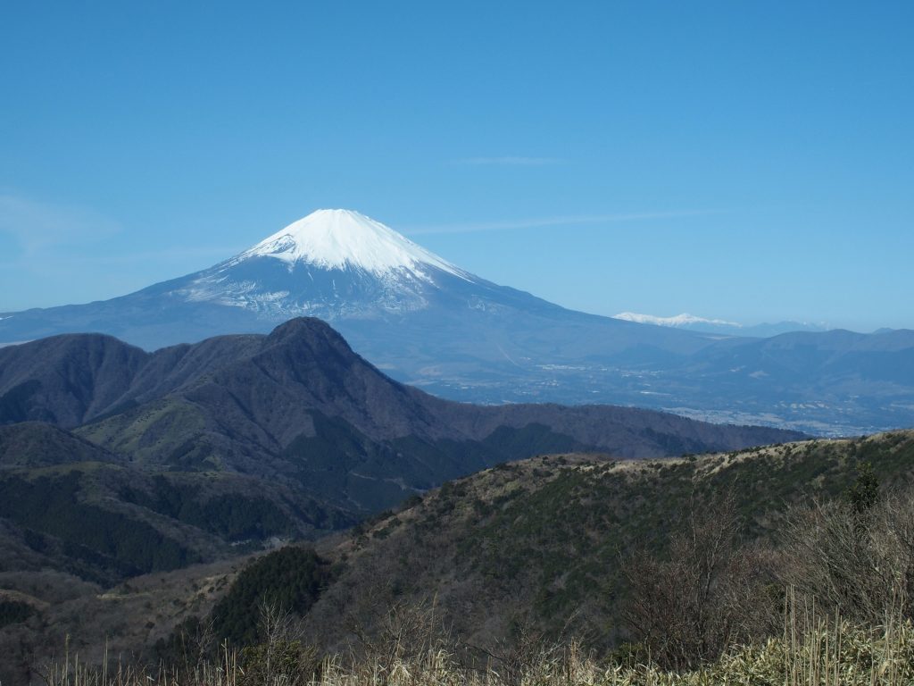 快晴の富士山の方向を見る