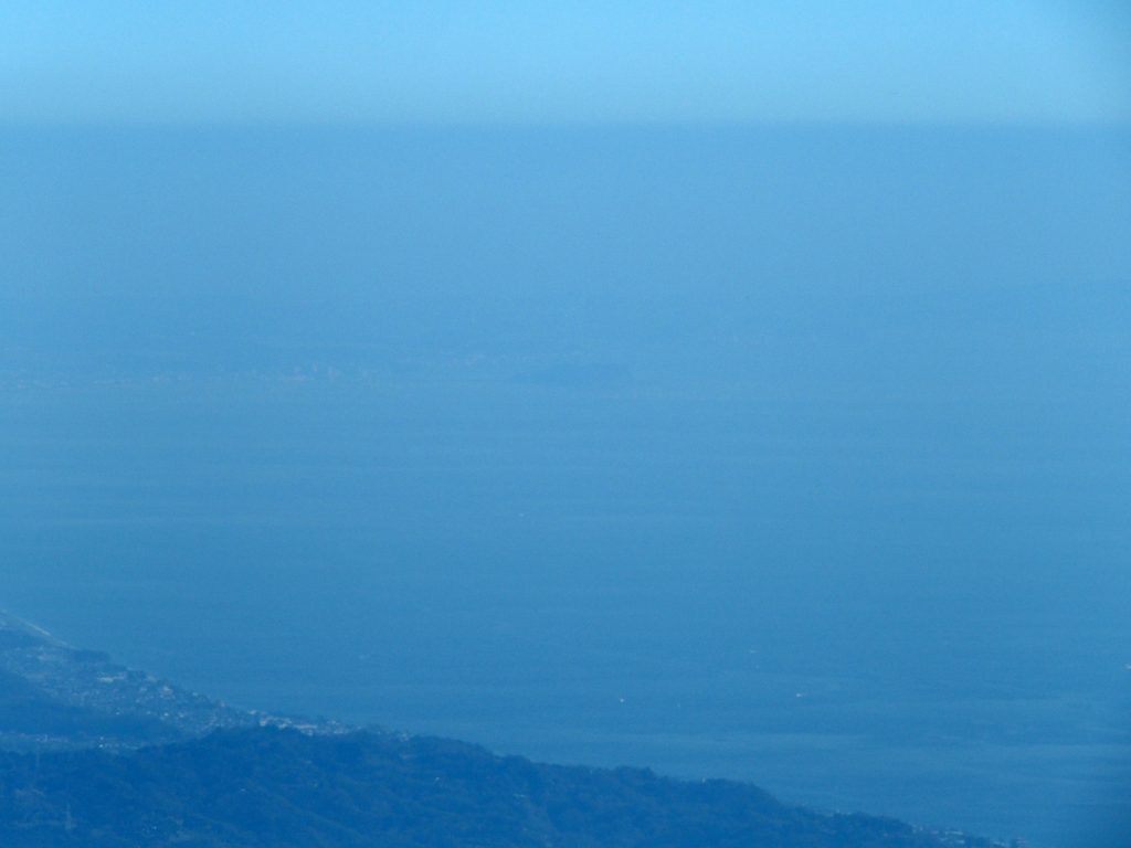 山頂直前から江の島を見る