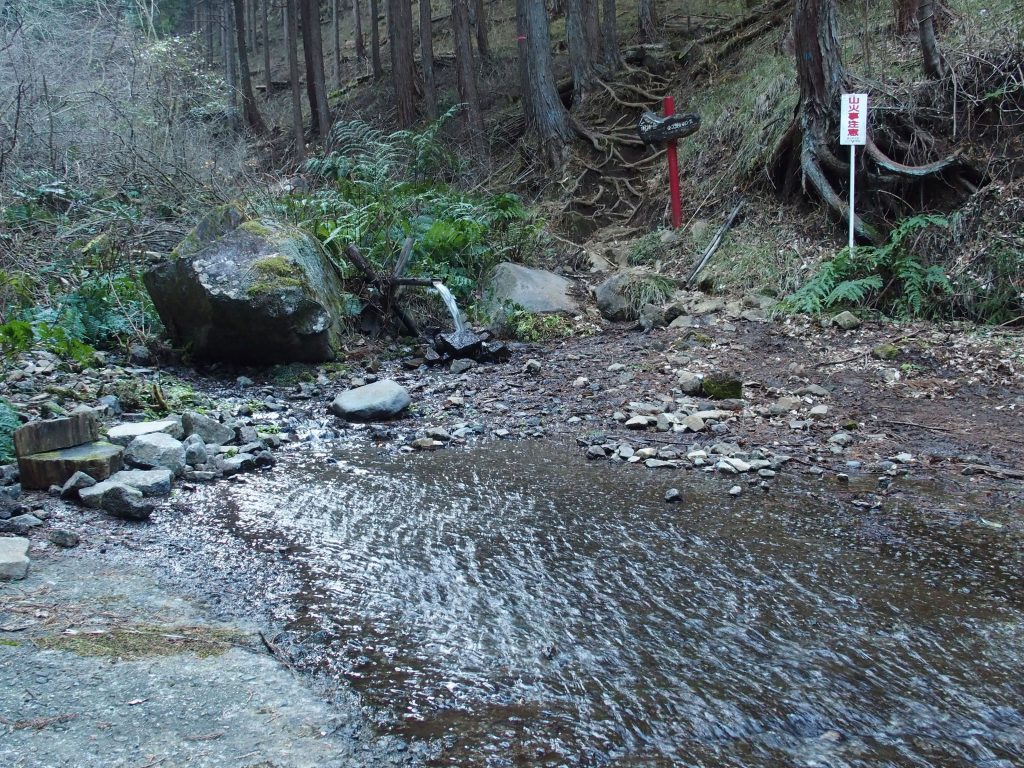 登山口は洗い越しになっている