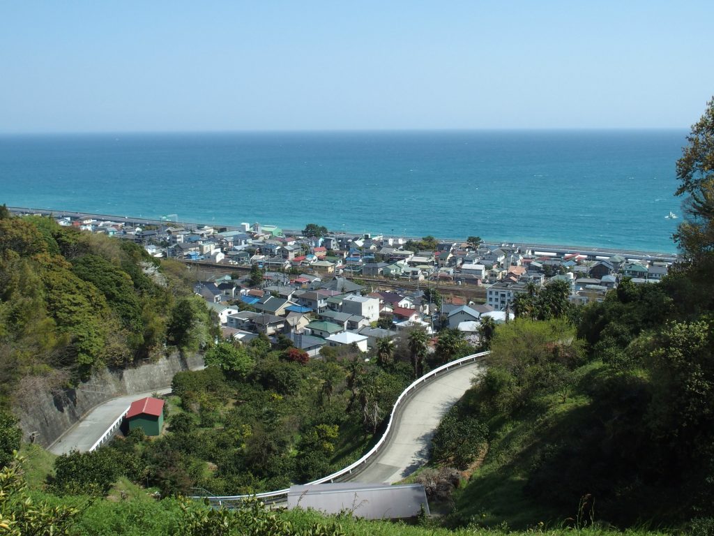 海を見渡す丘に登る