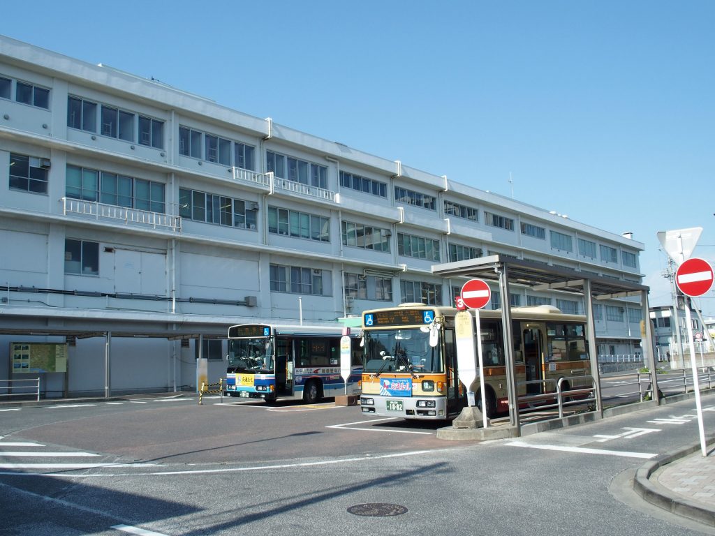 鉄筋コンクリートの駅舎