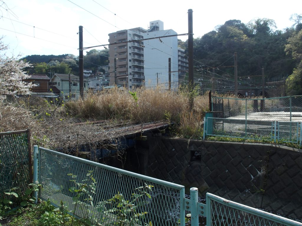 引込線がトンネルを出てくる