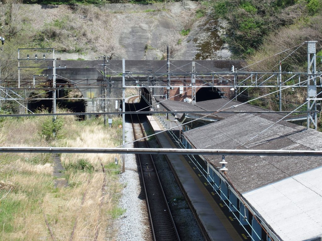 3つのトンネルが並ぶ