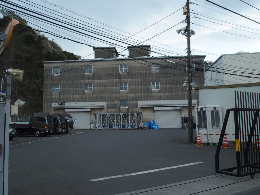 自衛隊車輌が止まる