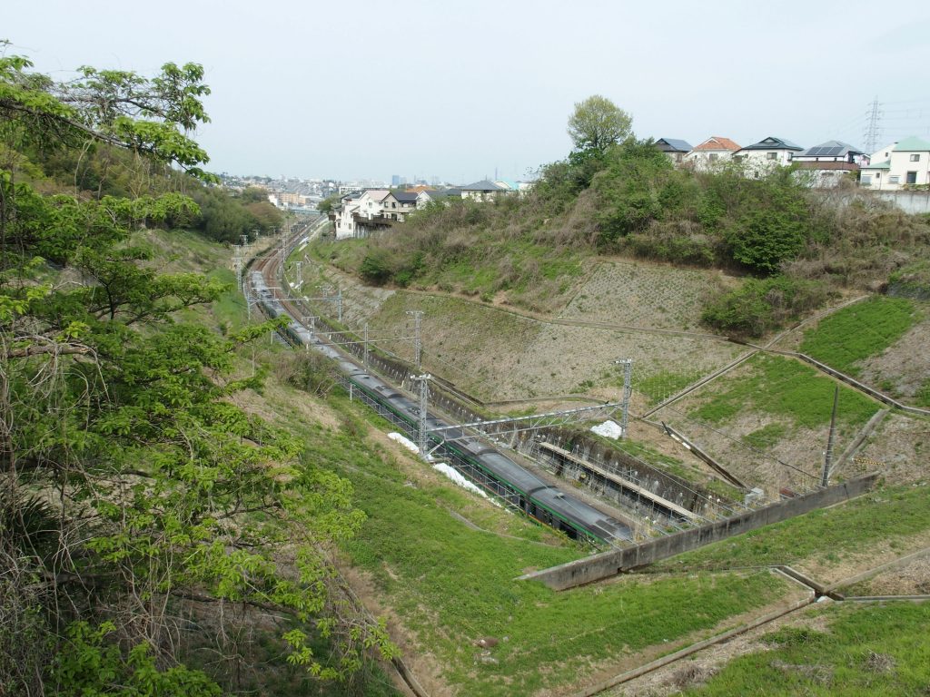 堀割の下でトンネルに入る