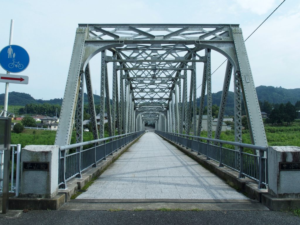 歩行者自転車専用の標識が立つ