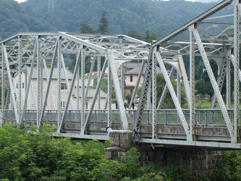 時代が違うトラスの接続部