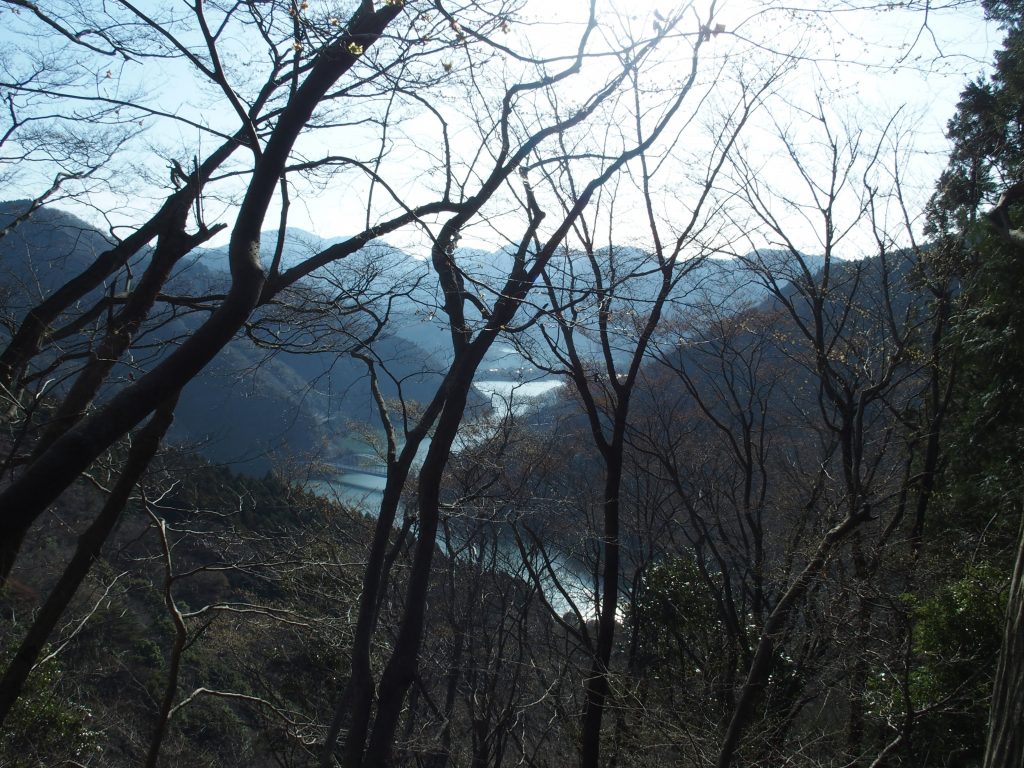 丹沢湖の湖面がどんどん遠ざかる