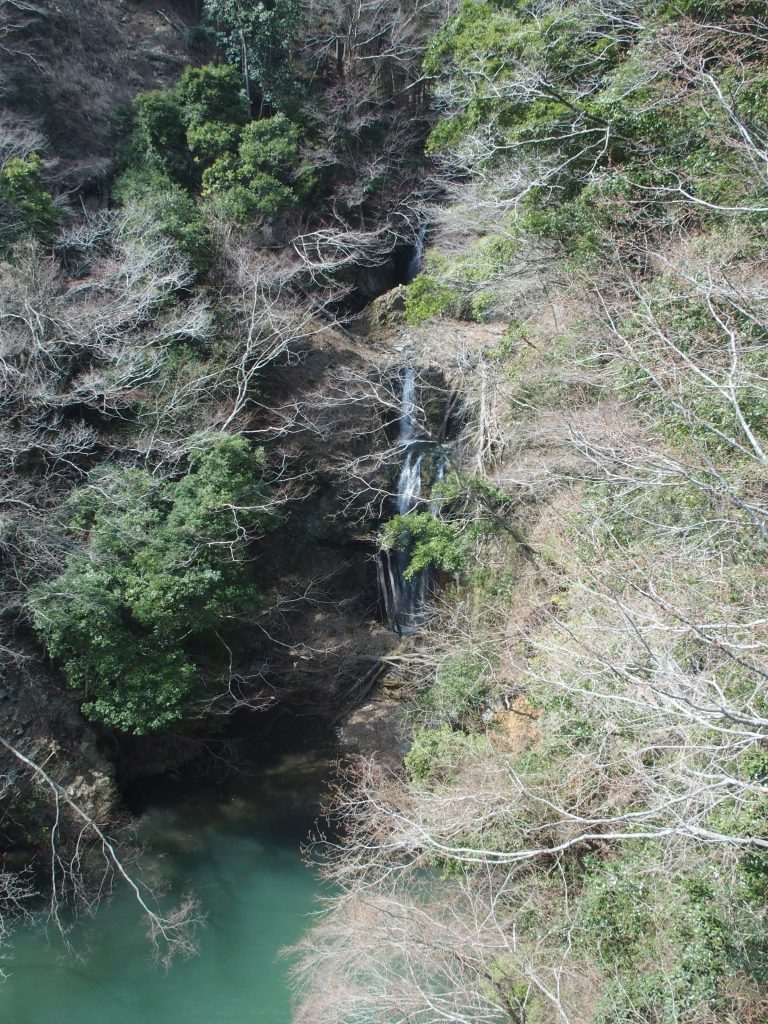 滝壺橋に落ちる滝