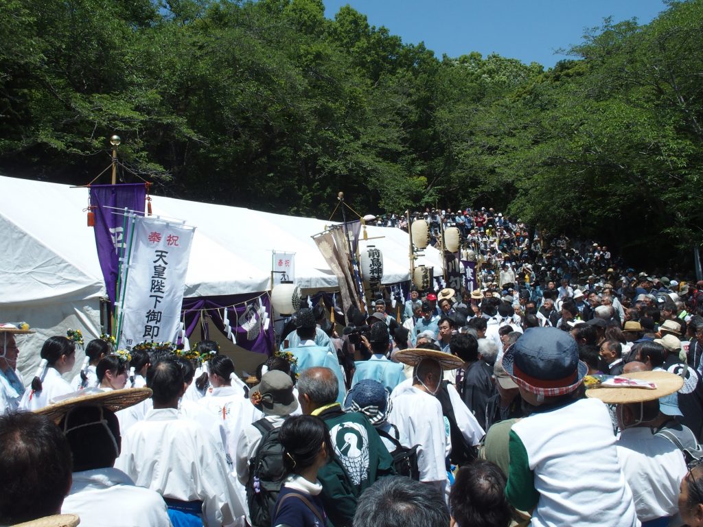 狭い山の広場に人だかり