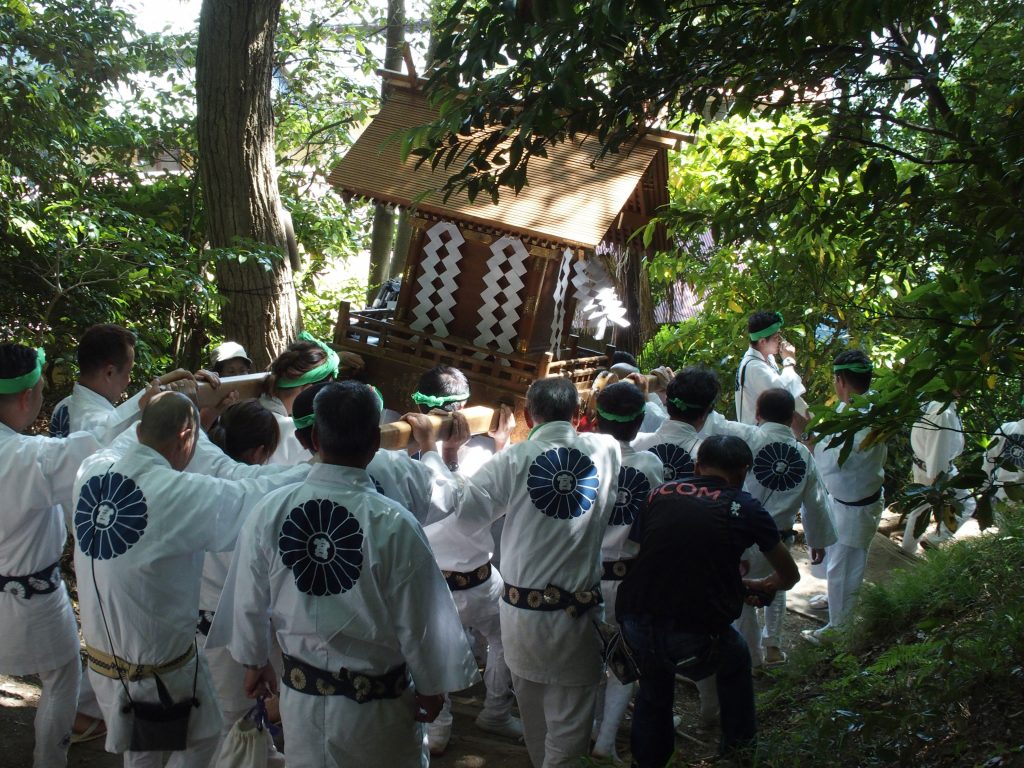 狭い階段、神輿を下ろしのは大変