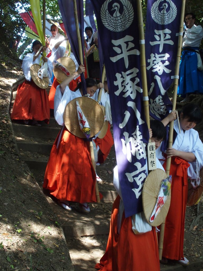 平塚八幡宮の巫女さん