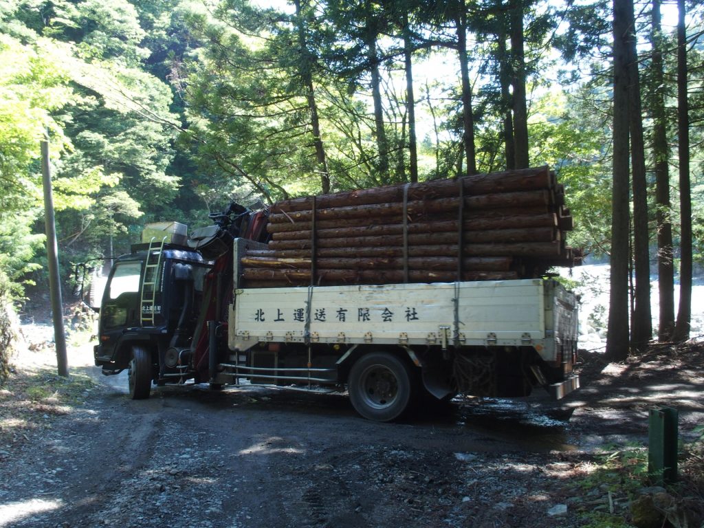 広くはない道路、曲がるのも大変