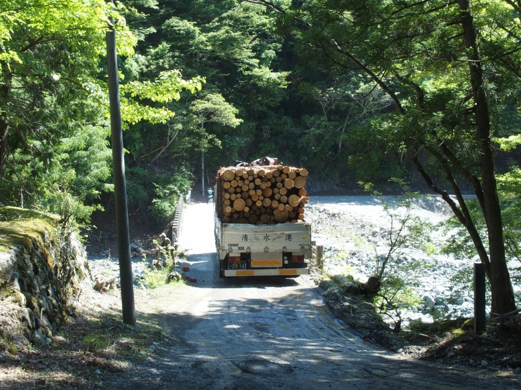 満載のトラックが芦沢橋を渡る