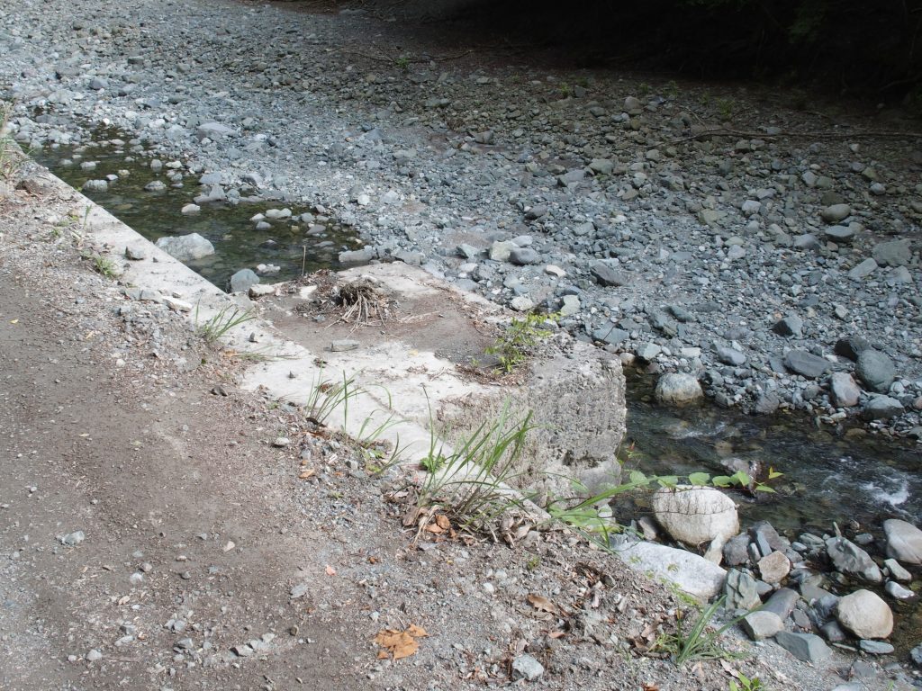 つり橋の橋台跡