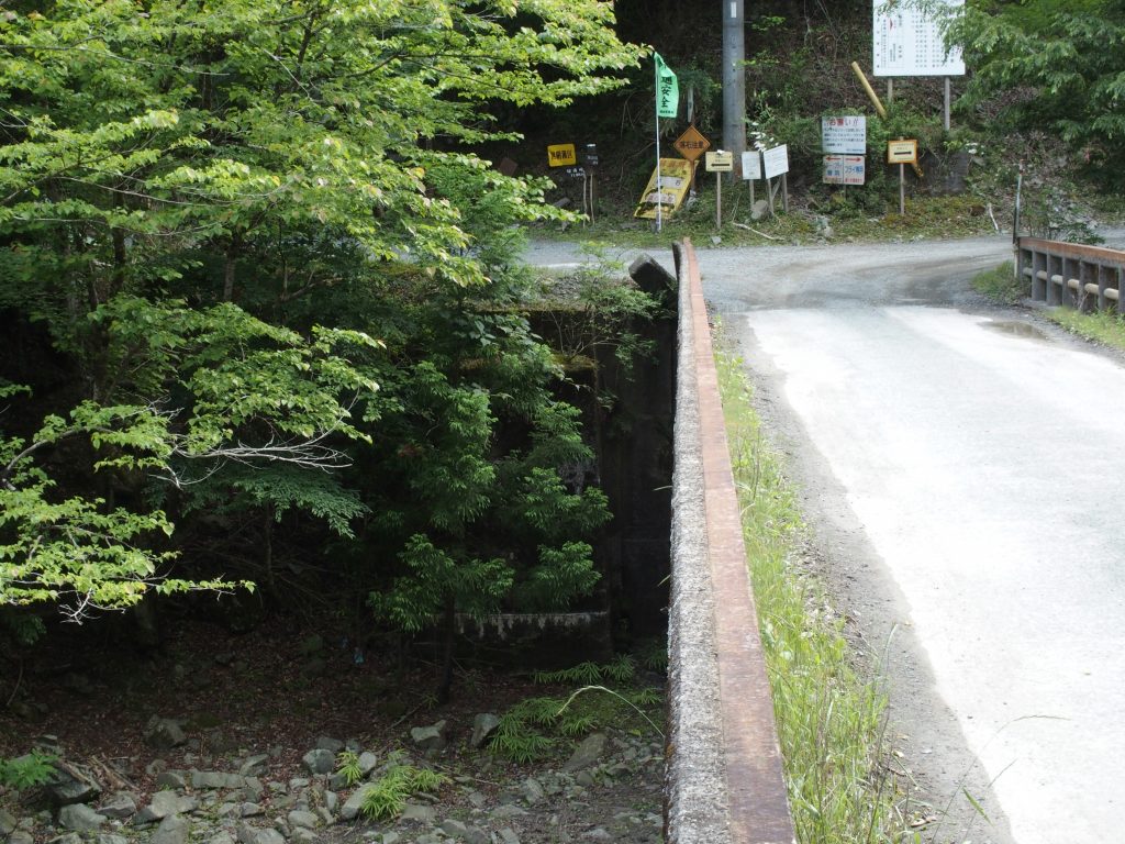 浅瀬橋を渡るとすぐ分岐