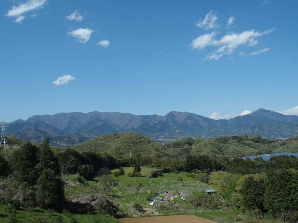 広がる丹沢の山並み