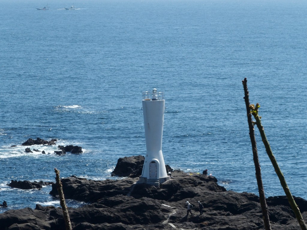 波に隠れる岩礁