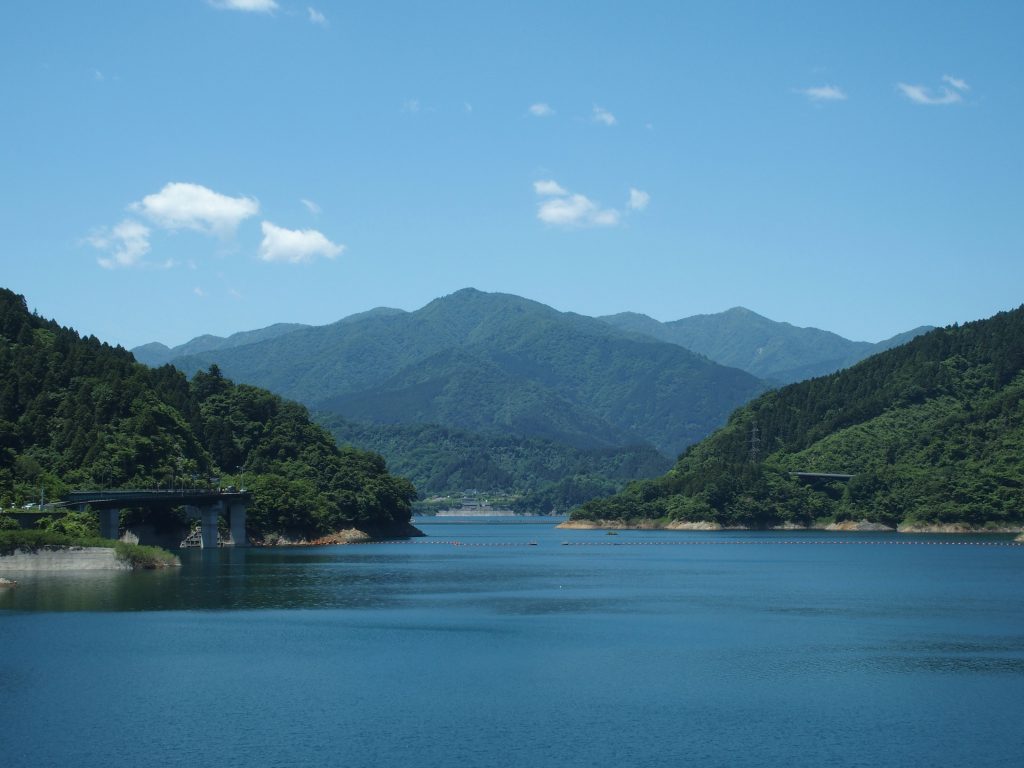 宮ヶ瀬ダムの堤体からは右奥に見える