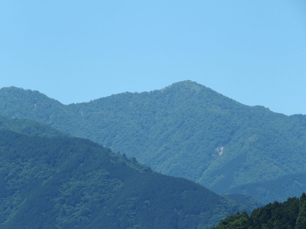 山頂の蛭ヶ岳山荘も見える