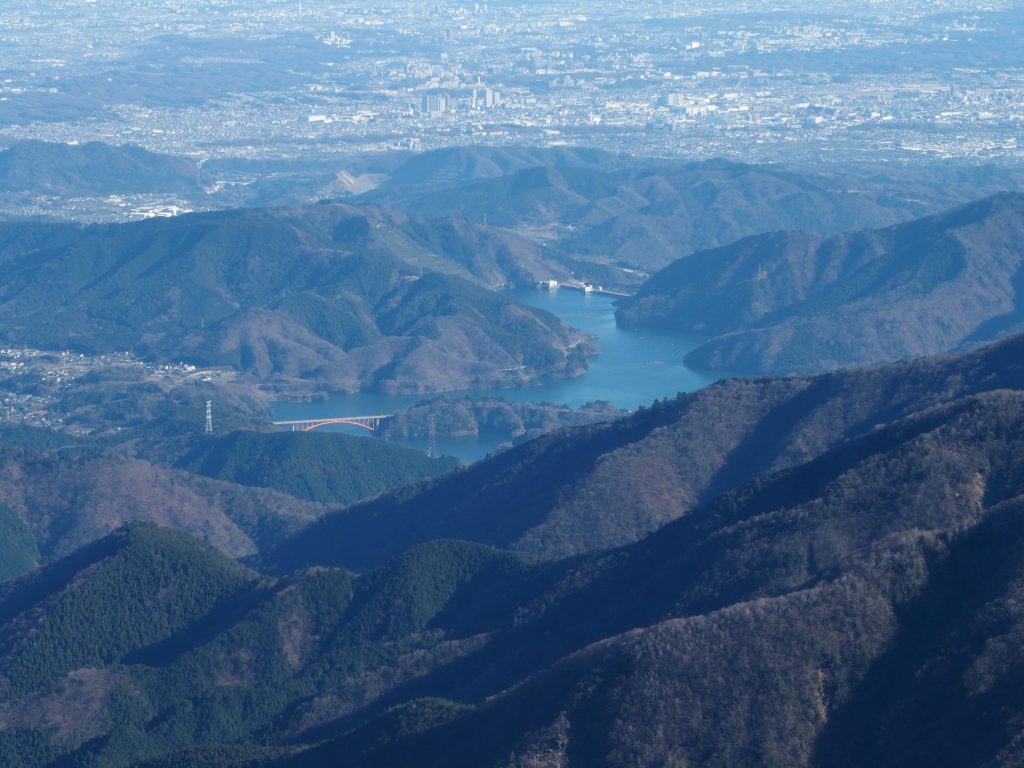 蛭ヶ岳山頂から俯瞰すると、宮ヶ瀬ダムや虹の大橋が目立つ