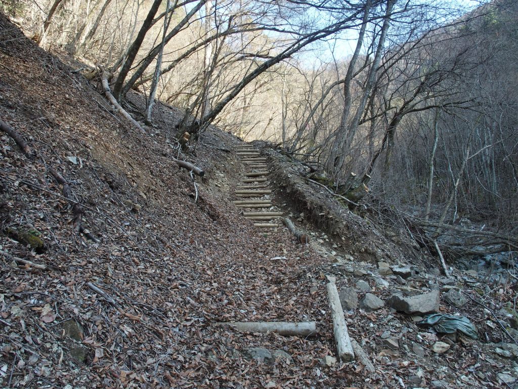 堰堤を過ぎてからの登り