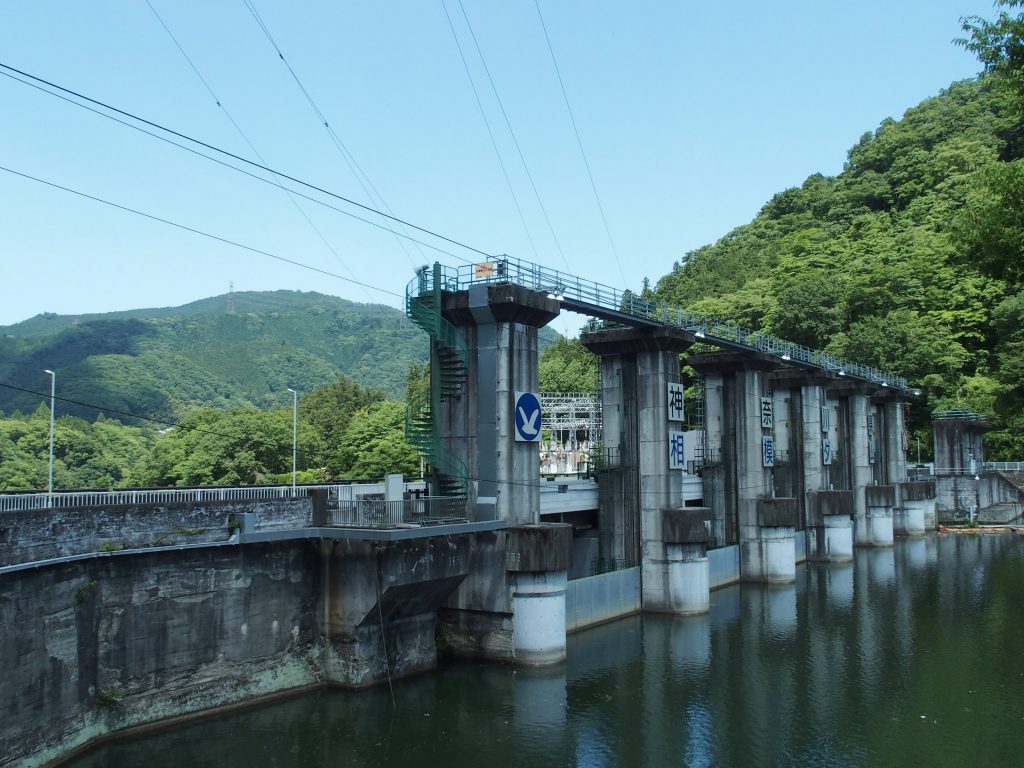 天端を道路が通っていた