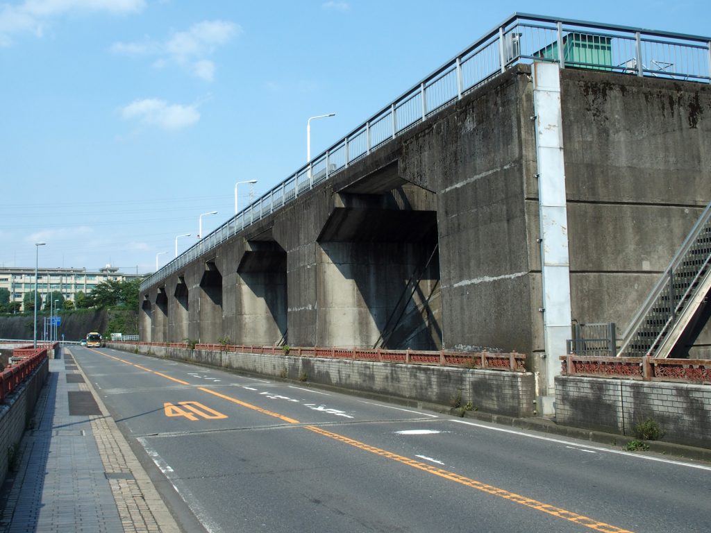 ダムの上を道路が通る