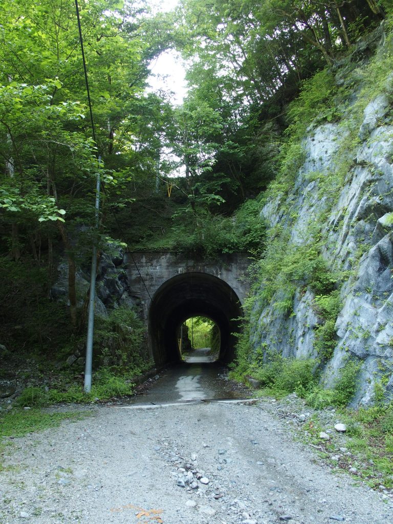 谷間のトンネル