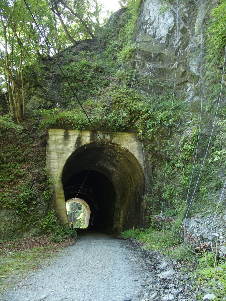 トンネルと登山客