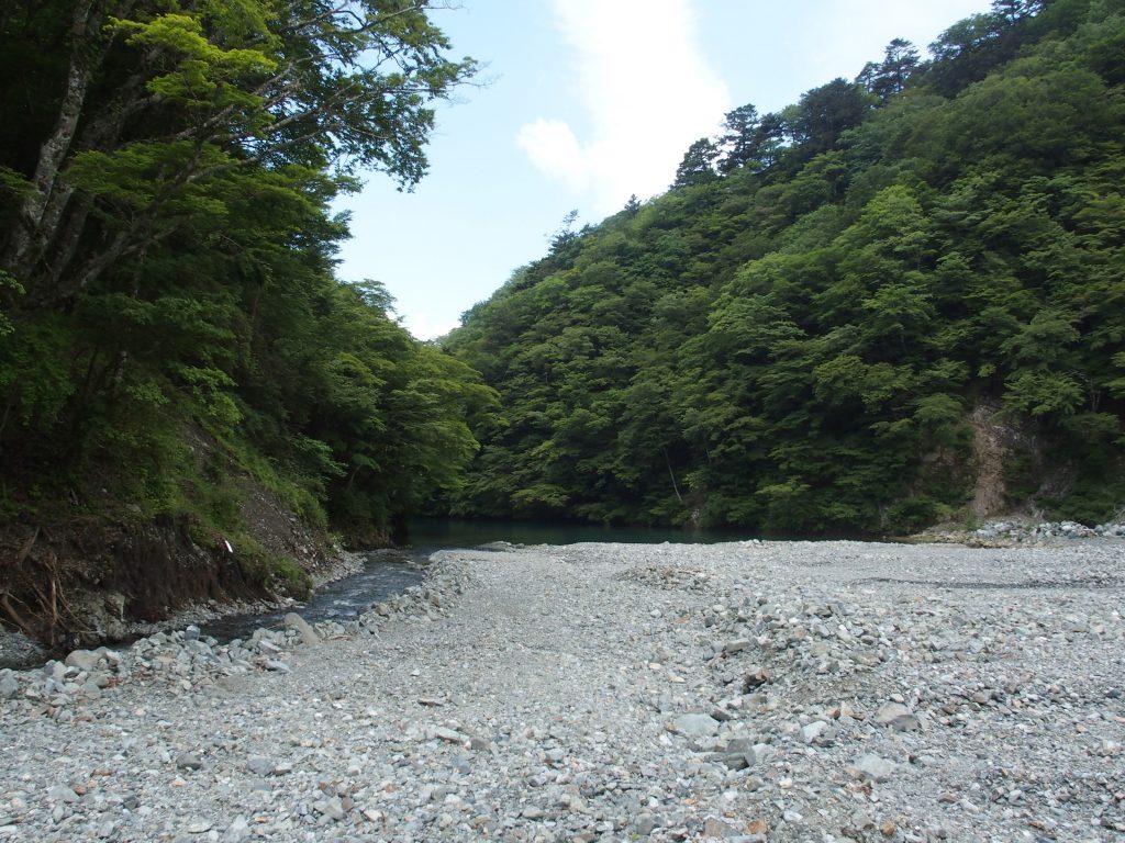 ダムの上側に