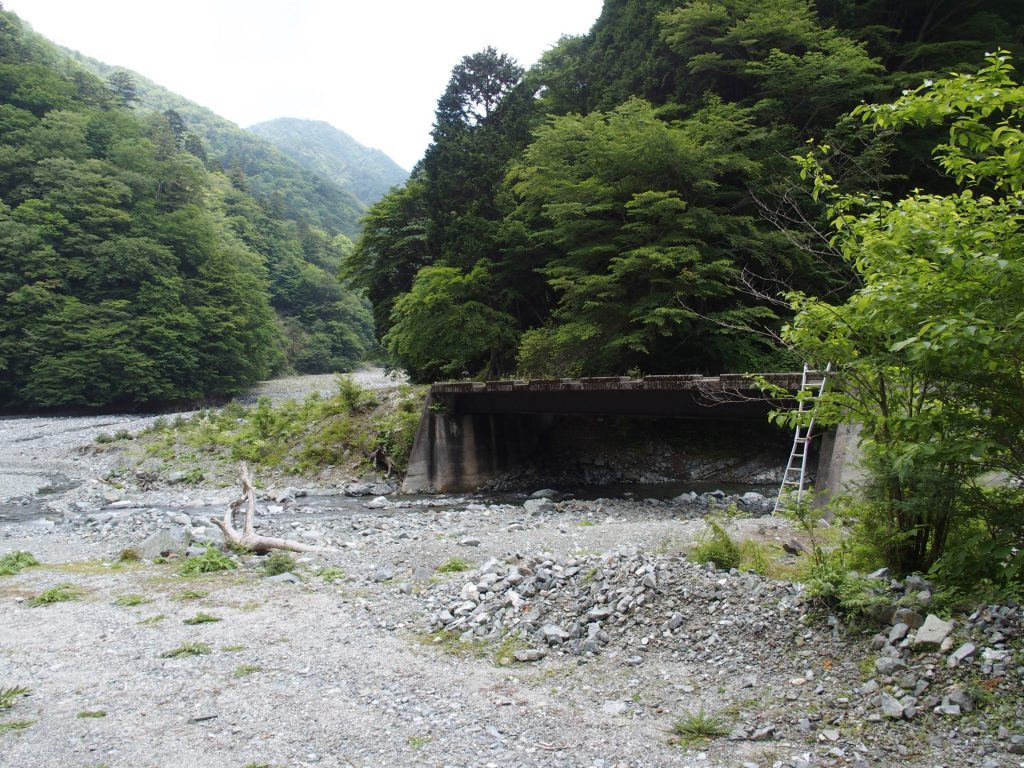 脚立の架かった橋