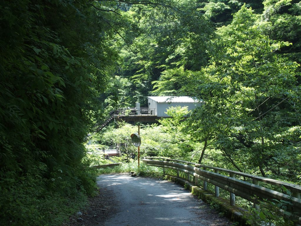 狭い谷に設置された玄倉ダム