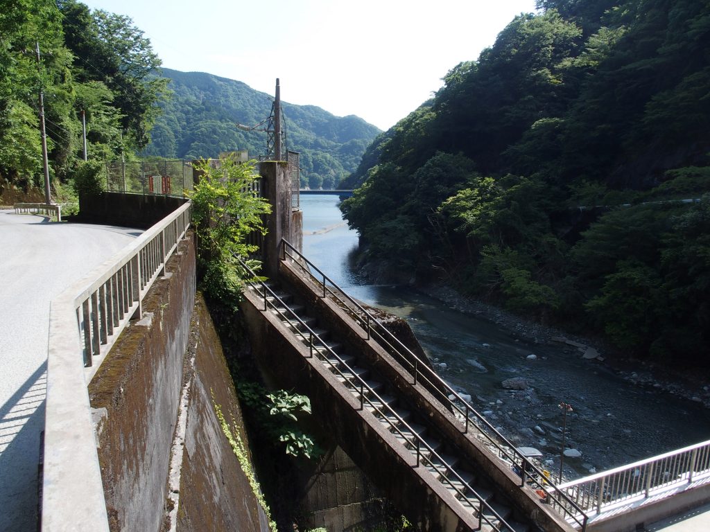 発電所から橋を見る