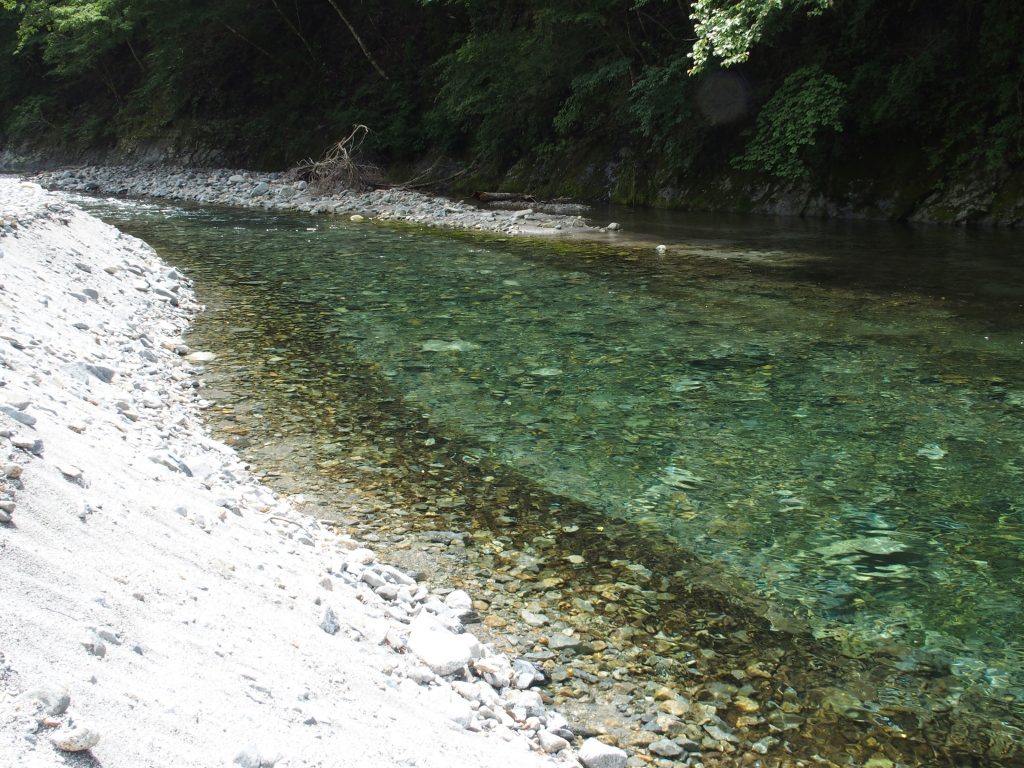 青い水が流れ込む