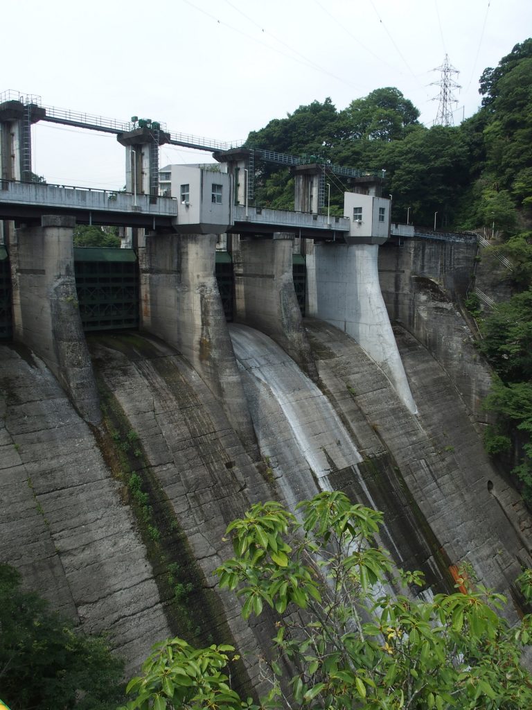 発電所近くからの堤体