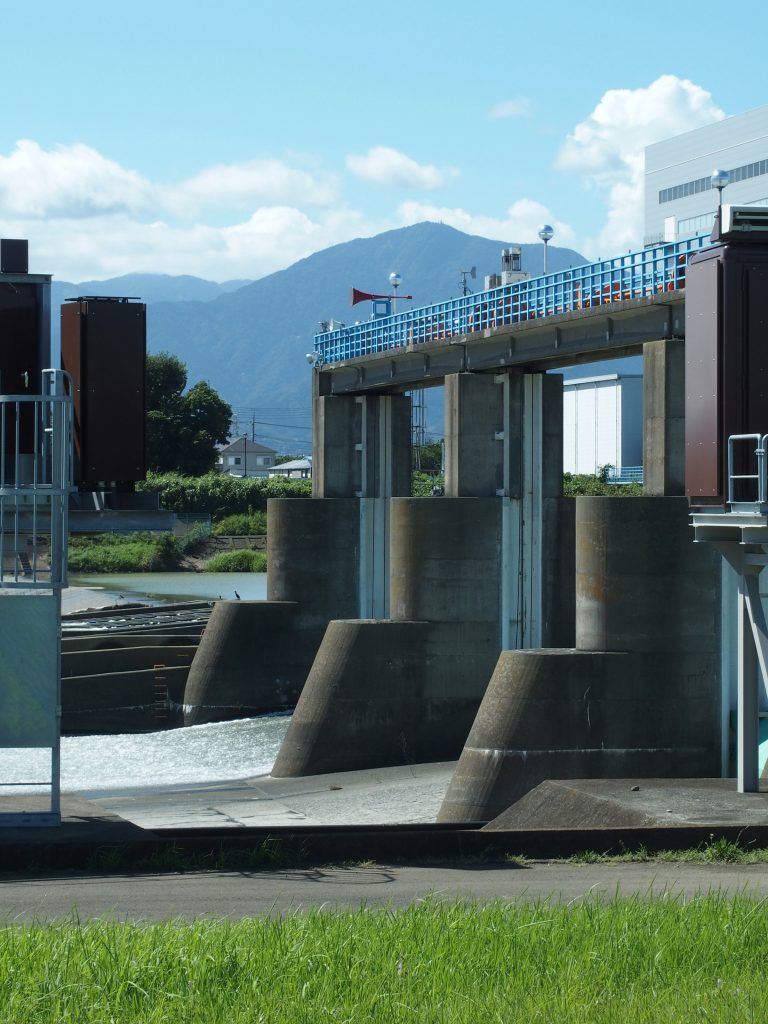 大山と寒川取水堰