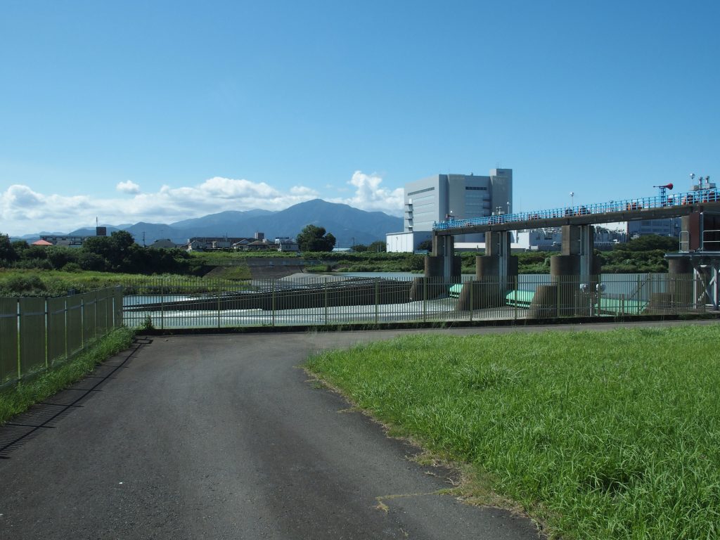 寒川取水堰の背景は大山丹沢