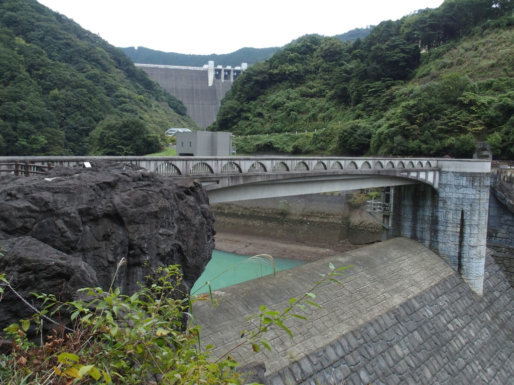 石小屋ダムの向こうに宮ヶ瀬ダムの堤体が見える