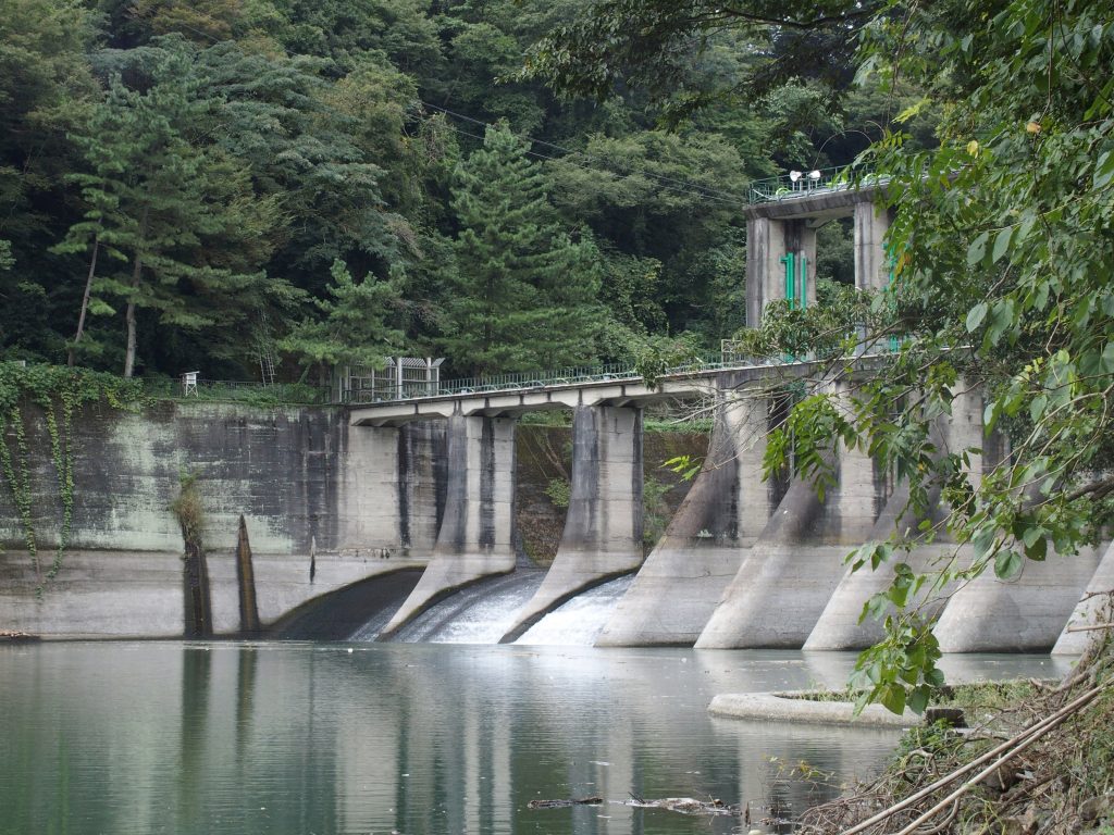 三井用水取入所跡付近からも沼本ダムが見える