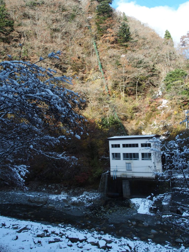 建屋の背後には導水管